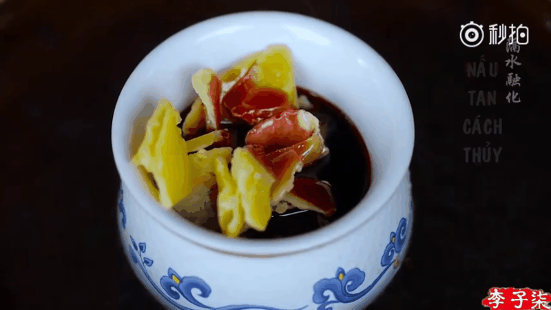 Hòa trộn bột hoa hồng, bột ngô, bột trân châu.