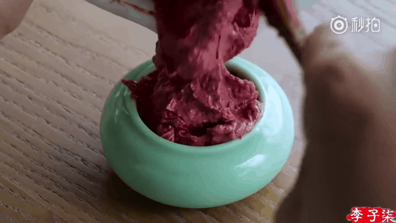 Mẻ phấn má ra đời.