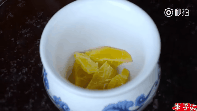 Chưng cách thủy sáp ong và dầu oliu.