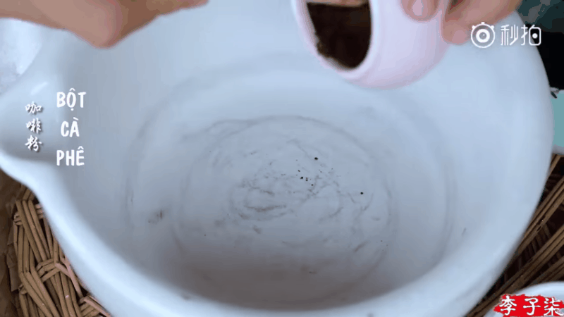 Trộn bột cà phê, bột lá chàm, bột than tre.