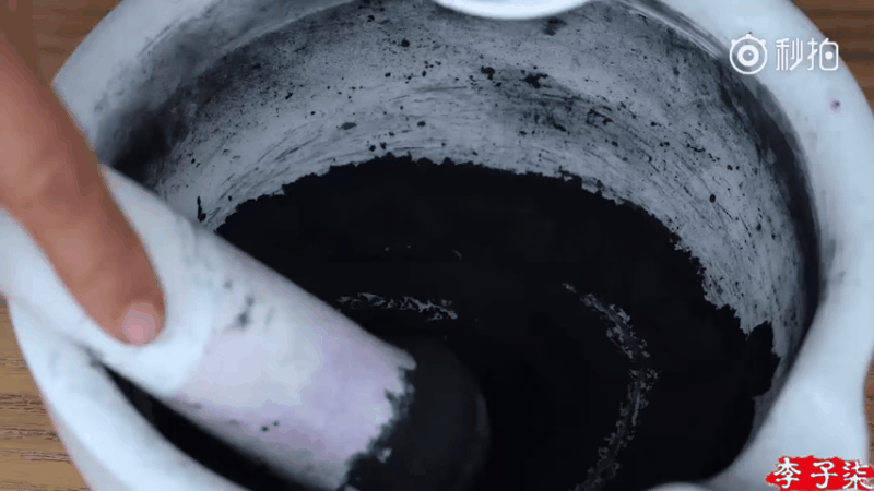 Hòa trộn hỗn hợp bột, sáp ong và dầu oliu.