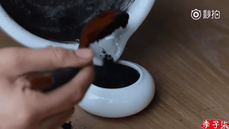 Bột chân mày cũng vừa xong một mẻ.