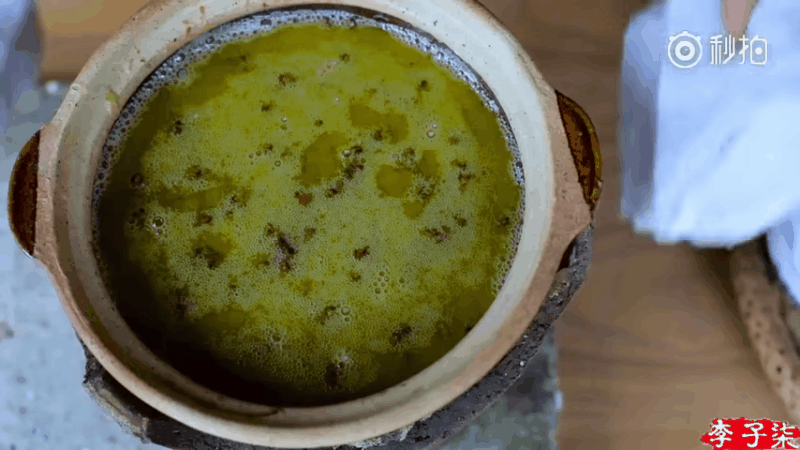 Lọc mật ong và đợi mật ong cô đặc thành sáp ong.