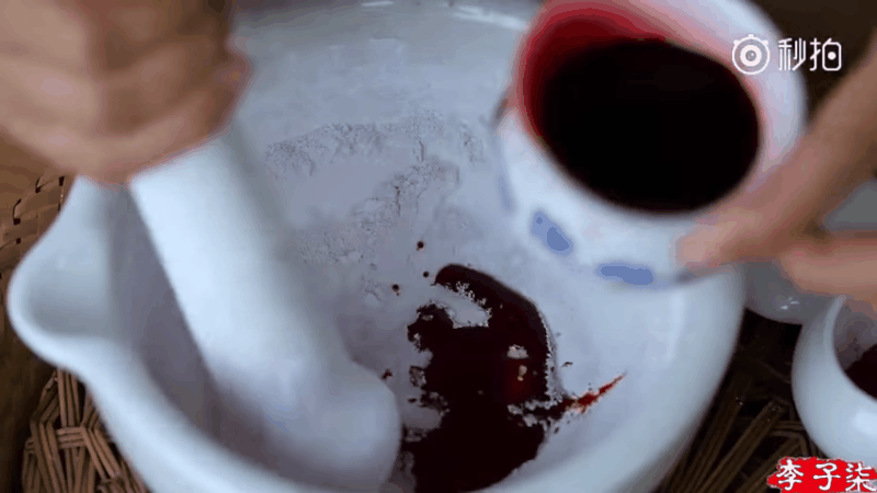 Trộn nhuyễn hỗn hợp bột, sáp ong và tinh chất hoa đến một màu sắc ưng ý.