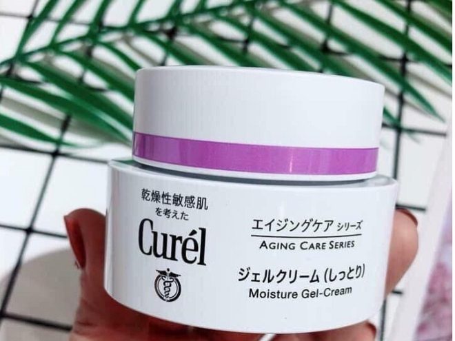 hũ kem dưỡng da màu trắng của Curel