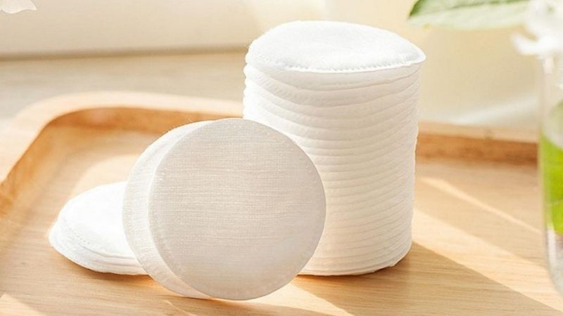 Dùng bông tẩy trang để bôi hydrogen peroxide