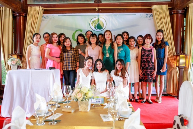 CEO Nguyễn Thị Giang chụp ảnh lưu niệm cùng một số thành viên trong “gia đình Chaveny”
