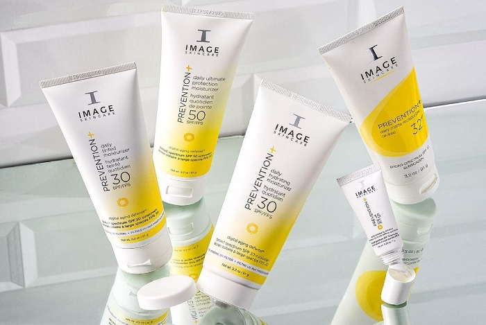 Image Prevention+ có kết cấu dạng sữa, giúp da mềm mịn, không vón cục