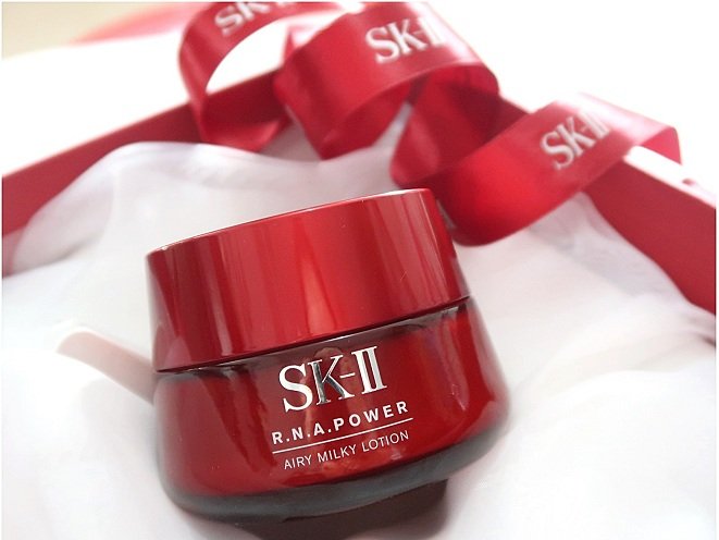 lọ kem dưỡng màu đỏ của SKII