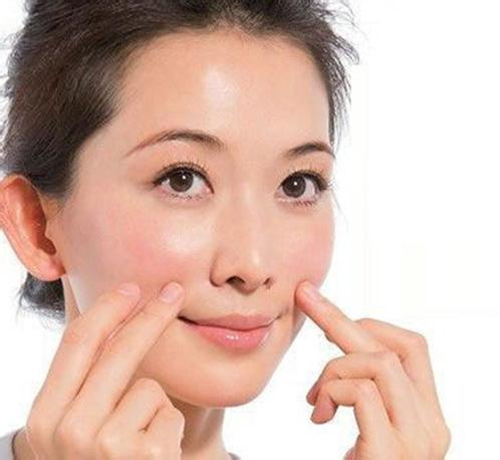 Cách massage để có khuôn mặt Vline: 2 bên cánh mũi