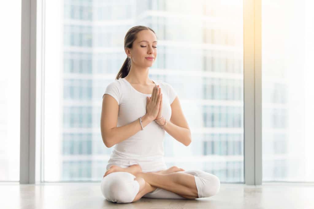 Ngồi tư thế yoga để không bị béo bụng
