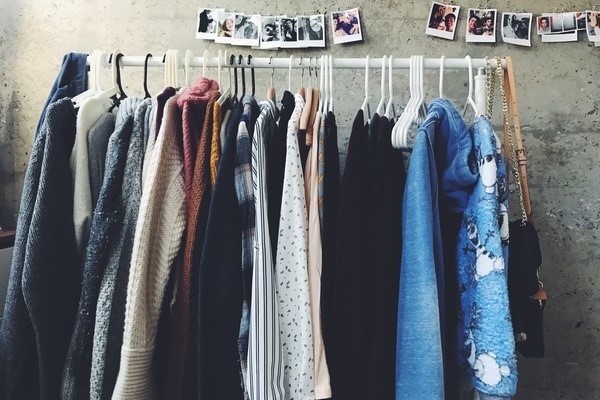 nen-kinh-doanh-my-pham-hay-quan-ao-2