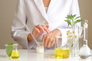 Ngành dược mỹ phẩm điều chế ra sản phẩm chăm sóc da kèm khả năng điều trị