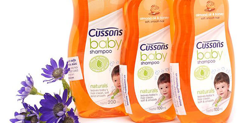 Cần thiết dùng dầu gội để làm sạch và chăm sóc tóc cùng da đầu bé