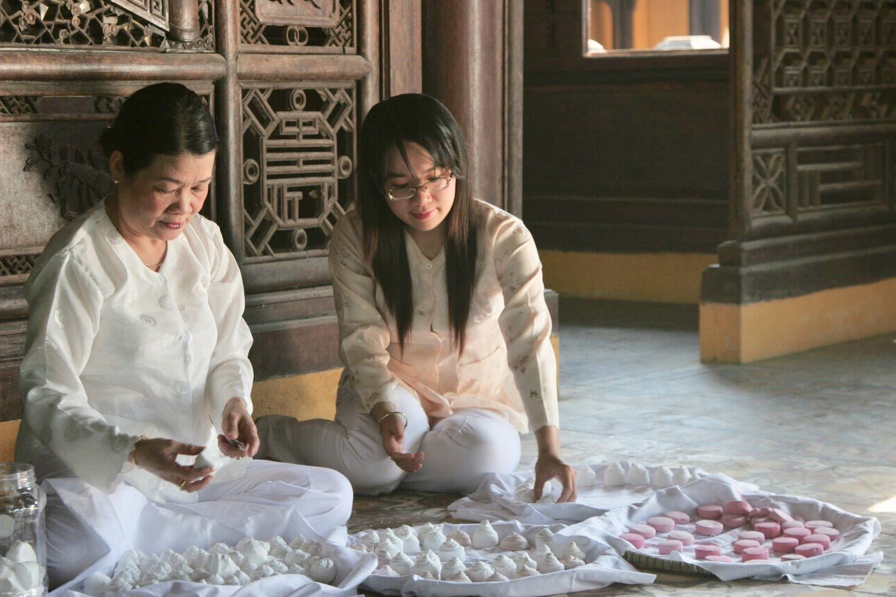 Bà Trần Thị Phương và con gái Nguyễn Phương Khanh trực tiếp làm phấn nụ