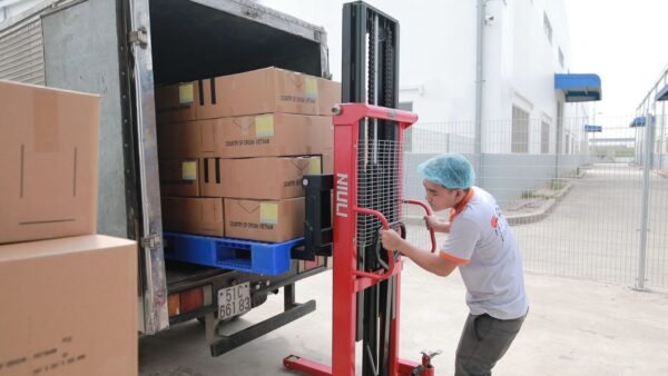 giao hàng sau quy trình sản xuất mỹ phẩm