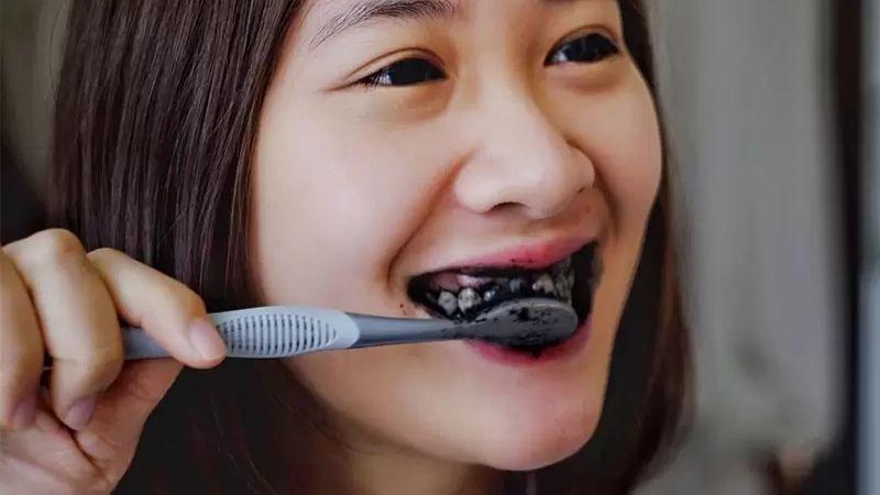 Kết hợp than hoạt tính với kem đánh răng