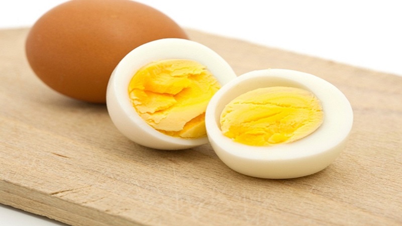 Trứng gà luộc chứa nhiều protein giúp bạn no lâu hơn mà không bị mỡ bụng
