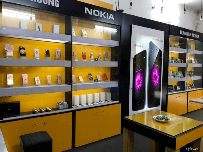 Tủ kính trưng bày bán hàng sản phẩm điện thoại.