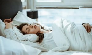 Vận động nhẹ trước khi đi ngủ giúp cải thiện giấc ngủ hiệu quả