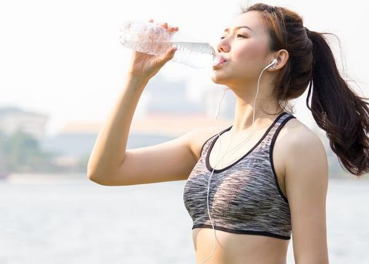 Uống nước để bù lại lượng nước đã mất khi tập luyện thể dục thể thao là rất cần thiết