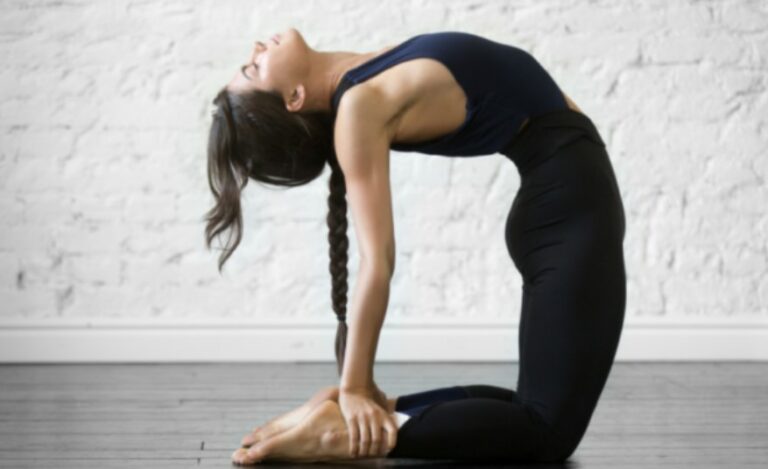 Tư thế tập yoga xả hơi tập trung lực vùng eo nhiều hơn