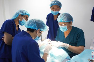Bác sĩ Phạm Thanh Hào đã thực hiện ca phẫu thuật cắt mí thành công cho chị Thùy Vân