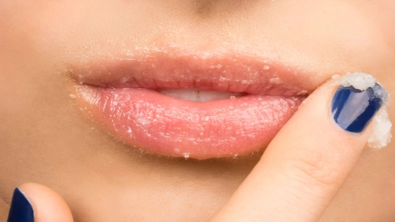 Sử dụng vaseline tẩy da chết môi